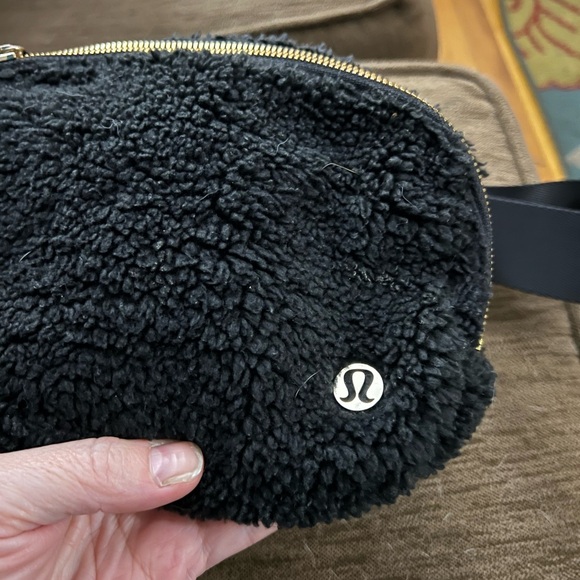 Lululemon belt bag black with gold - Picture 7 of 7